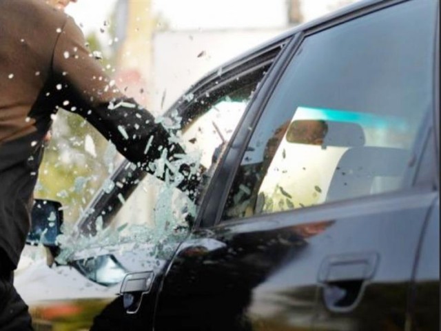 كسر زجاج سيارة بغرض السرقة