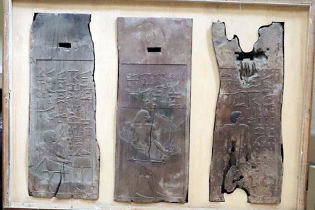 اللوحات الخشبية من مصطبة