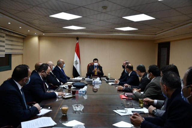 أشرف صبحي خلال اجتماعه مع رئيس اتحاد الرماية والسلاح
