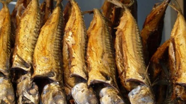ضبط 5 طن أسماك مدخنة مجهولة المصدر في كفر الشيخ