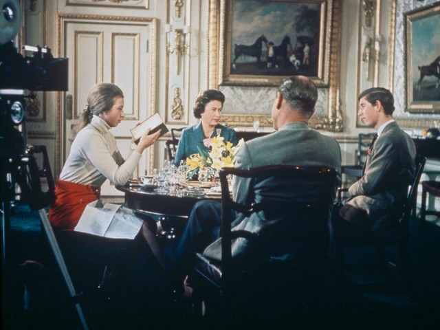 صورة للعائلة الملكية اثناء تصوير الفيلم الوثائقي