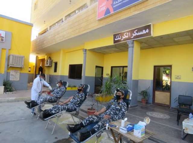 مجندين مديرية أمن المنيا أثناء التبرع بالدم