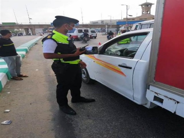 جهود الشرطة للتأكد من التزام المواطنين بارتداء الكمامة