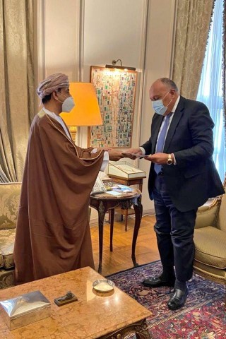 سفير سلطنة عمان يقدم أوراقه