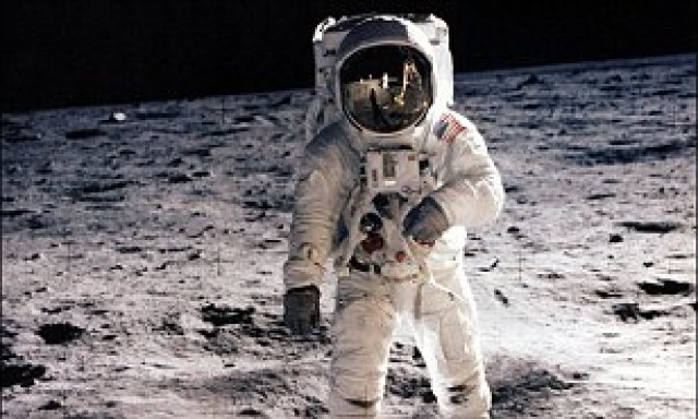 رواد الفضاء في اول هبوط على القمر 