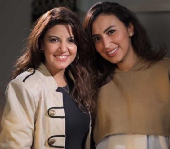 الاعلامية آية الغرياني مع ياسمين علي من كواليس برنامج "لايت شو"