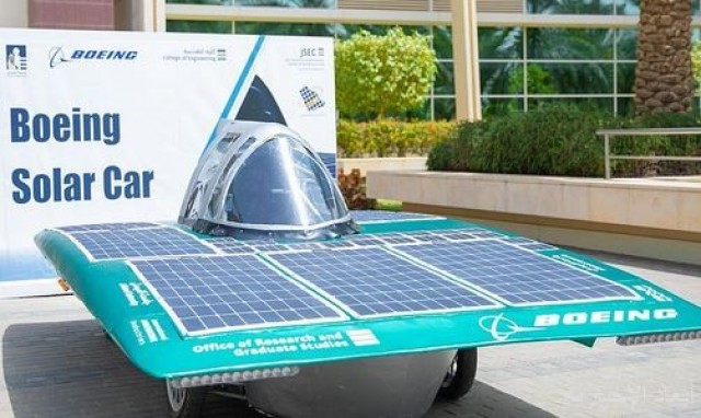 سيارة تعمل بالطاقة الشمسية 
