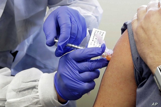 صورة أرشيفية لتطعيم أحد المواطنين