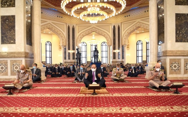 الرئيس السيسي يؤدي صلاة عيد الفطر