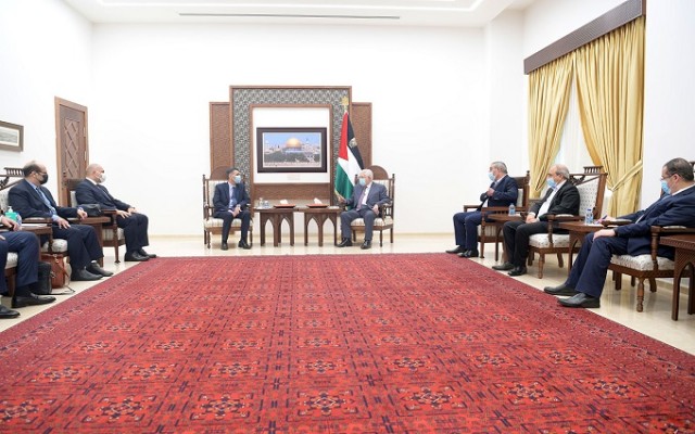 الرئيس الفلسطين خلال استقبال الوفد المصري