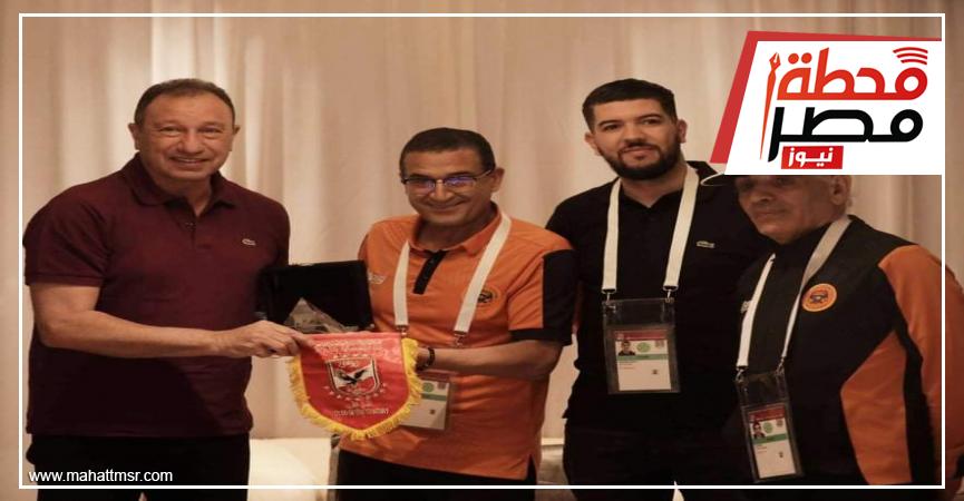 الخطيب يهدي رئيس بعثة نهضة بركان درع وعلم الأهلي | رياضة ...