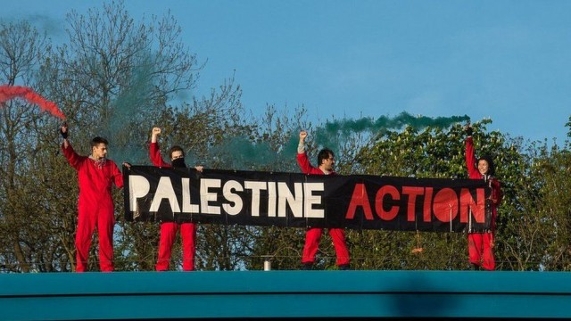 نشطاء حركة عالمية يغلقون مصنع اسلحة إسرائيلية 