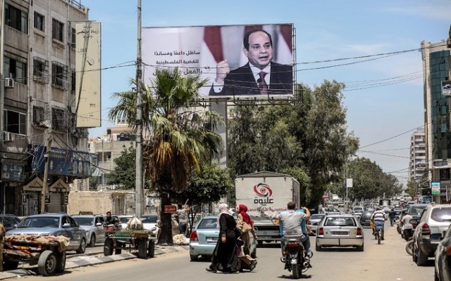 صور الرئيس السيسي تزين شوارع غزة 