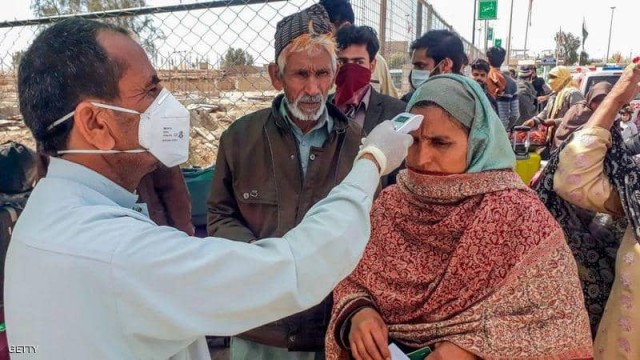 عقوبات على رافضي تلقي اللقاح في باكستان