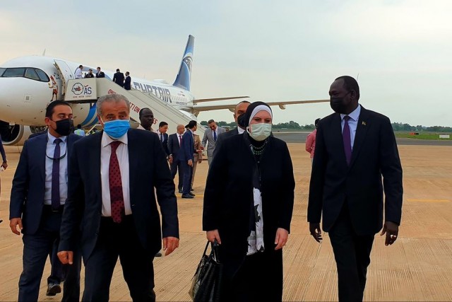 وزيرا الصناعة والتموين عقب وصولهما جنوب السودان