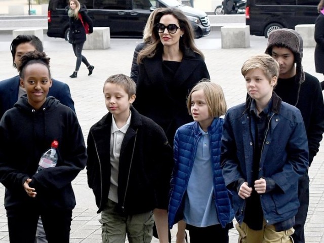 انجلينا جولي مع ابنائها