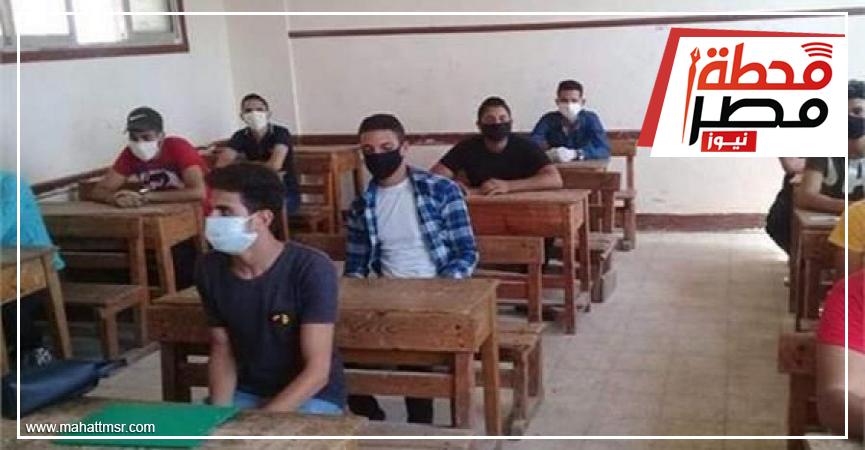 طلاب علمي بالثانوية العامة ينتهون من أداء امتحان الفيزياء ...