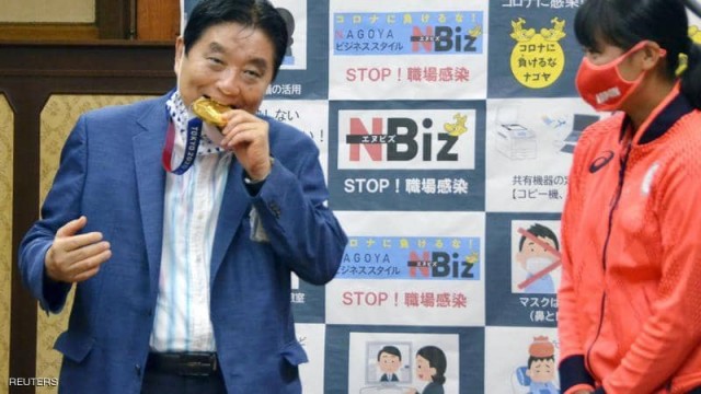 رئيس بلدية طوكيو يعض ميدالية غوتو