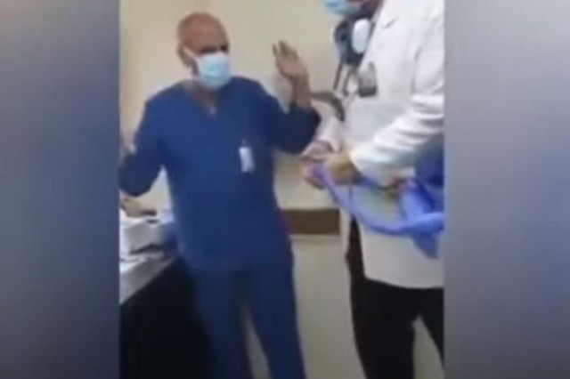 طبيب يهين ممرض