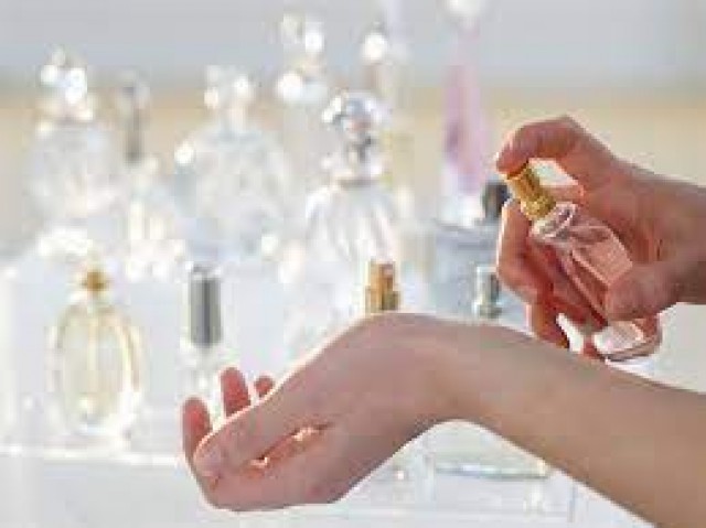 حكم وضع العطر للمرأة خارج المنزل