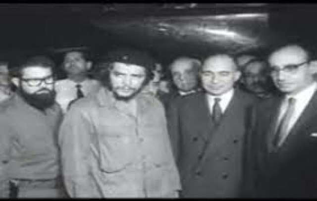 اللواء محمود فوزي مع الزعيم الكوبي جيفارا