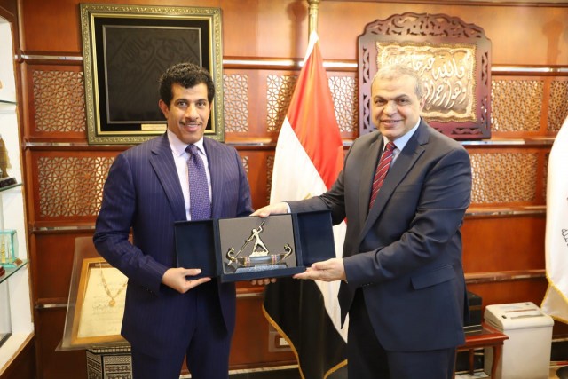وزير القوى العاملة مع السفير القطري