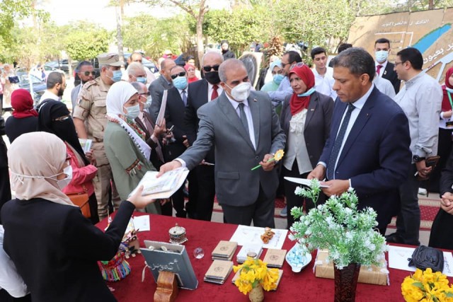 رئيس جامعة الأزهر يوزع الهدايا على الطلاب