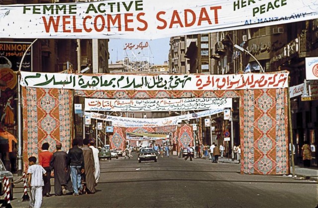شوارع القاهرة تتزين لاستقبال السادات بعد معاهدة السلام