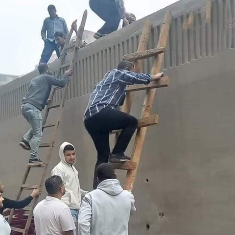 مواطنون في المرج يتسلقون الدائري بسلم خشبي