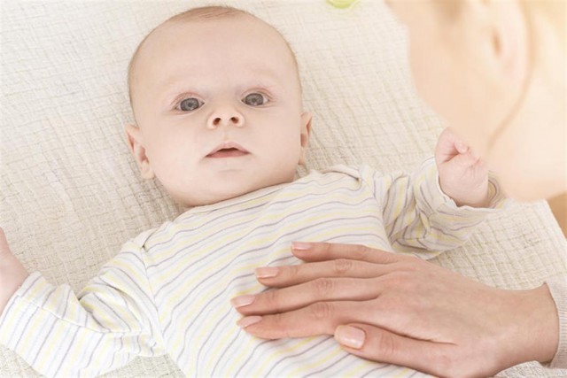 علاجات منزلية للإمساك عند الرضع