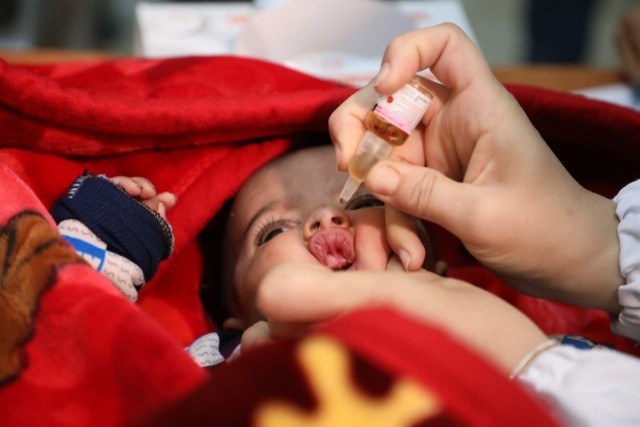 تطعين طفل ضد شلل الأطفال