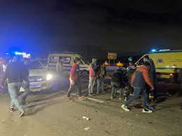 تسبب في مصرع واصابة 10 اشخاص ...المرور تزيل آثار حادث انقلاب ميكروباص أعلى الطريق الدائري الأوسطي