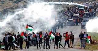 إصابة عشرات الفلسطينيين في مواجهات مع الاحتلال الإسرائيلي بالضفة الغربية