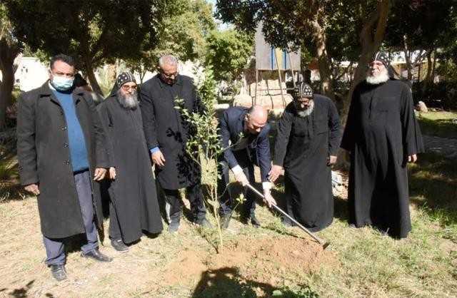 رئيس جامعة الأقصر ومنسق عام ”هنجملها” يواصلان زراعة 1500 شجرة