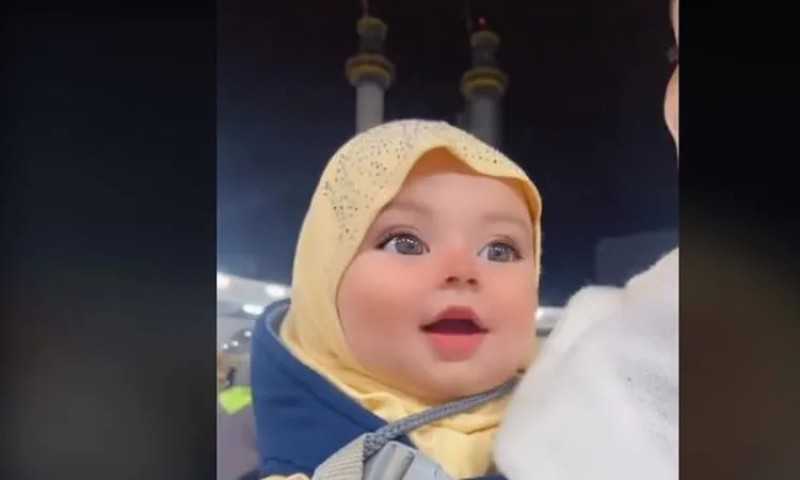 فيديو لـ طفلة رضيعة في الحرم المكي يحصد ملايين الإعجابات.. ”أصغر معتمرة”