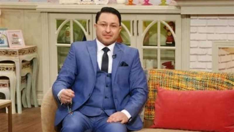 هل يجوز تقبيل الرجل زوجته أمام الناس؟