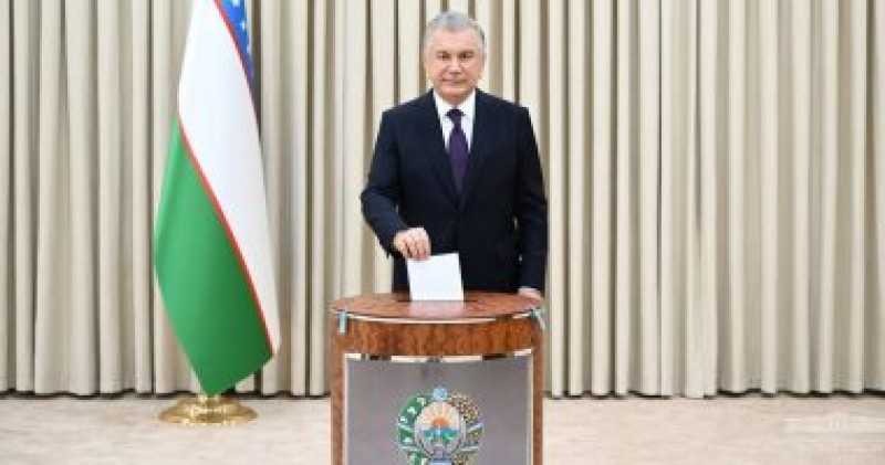 رئيس أوزبكستان يدلى بصوته فى الاستفتاء على الدستور.. صور