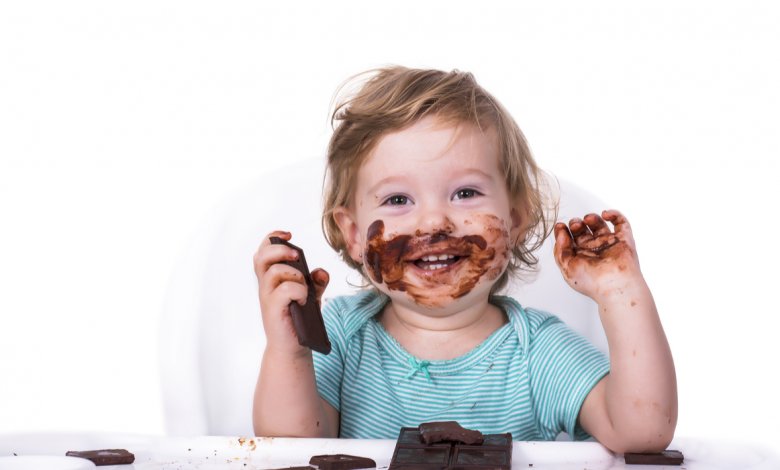  خدع سحرية تُبعد أطفالك عن أكل الحلوى والسناكس
