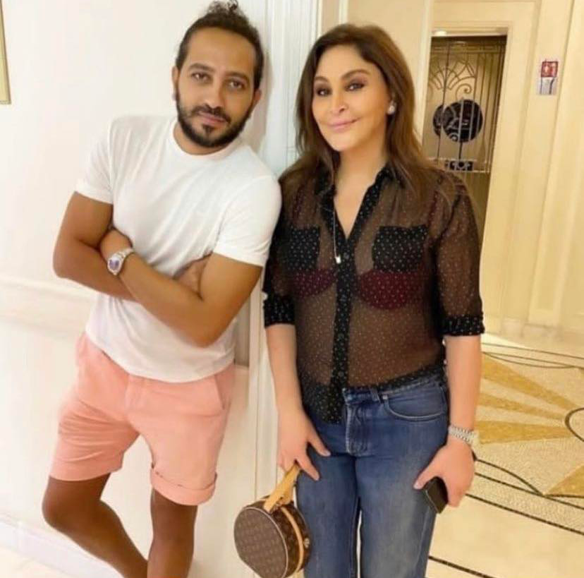اليسا بملابس شفافة