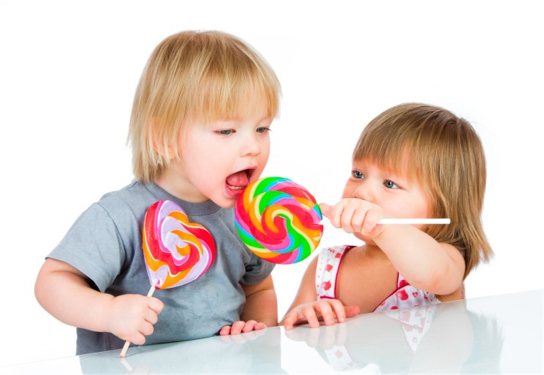  خدع سحرية تُبعد أطفالك عن أكل الحلوى والسناكس