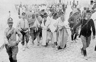 اعتقال الفاشية الإيطالية لليبيين وتعذيبهم.
